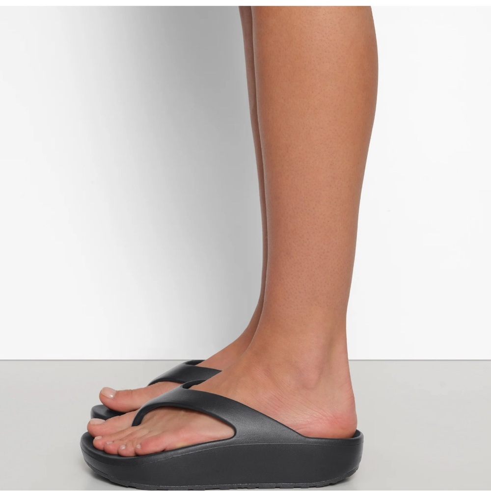 Skims molded sandals size 7 in onyx color